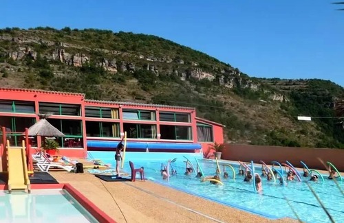 Saint-Rome-de-Tarn Villa | Camping de la Cascade * - House-Chalet 45m2 - Comfortable - TV - Washing machine – Sunbeds - (July and August: Friday/Friday) 6 people