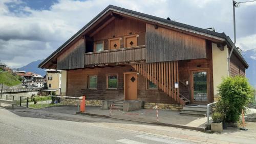 Valle di Cadore Apartment | CAMPO BASE CADORE MONOLOCALE MANSARDA con park auto e garage moto