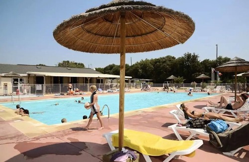 Boisseron House | Campsite Domaine de Gajan * - Mobil-home PRESTIGE 33m2 (2 bedrooms) - 2 Bathrooms CLIMATE/VAISSELLE LAVE/TV INCLUSE in each room - terras