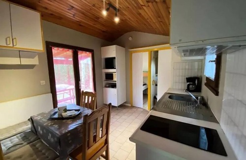 Saint-Rome-de-Tarn Ski Chalet | Campsite La Cascade * - House-Chalet 30-35m² - n°208 4 people. TV washing machine deckchair (July and August: Friday/Friday) 4 people