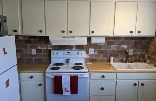Oxford Condo | Campus Condo! Awesome Location! Walk To Everywhere!