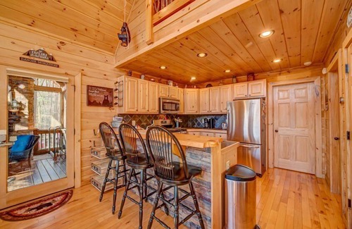 Morganton Cabin | Can't Bear to Leave - Mountain Views | Pet Friendly | Hot Tub | Pool Table | Arcade Game