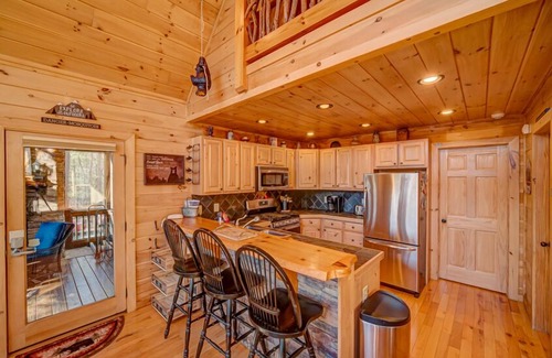 Morganton Cabin | Can't Bear to Leave - Mountain Views | Pet Friendly | Hot Tub | Pool Table | Arcade Game