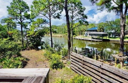 St. George Island House | Can't decide on the beach or the bay? The Seahorse Shanty is for you!