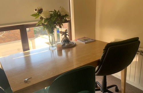Rotherhithe Apartment | Canada Water Entire One-Bedroom Apartment