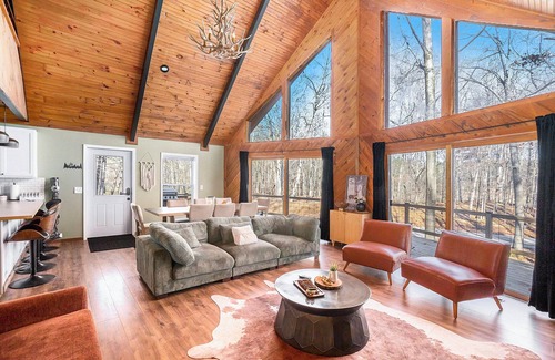 Canadian Lakes Ski Chalet | Canadian Lakes Chalet with Hot Tub & Movie Theater