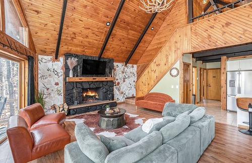 Canadian Lakes Ski Chalet | Canadian Lakes Chalet with Hot Tub & Movie Theater