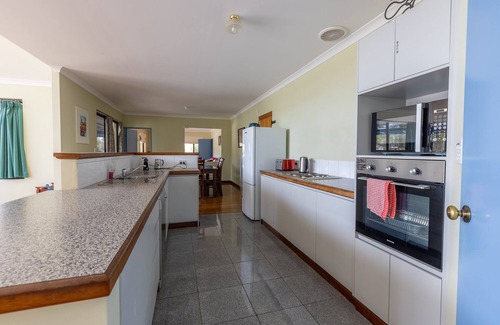South Yunderup House | Canal Comfort.Rest & Relax ! or Play & Go adventuring.