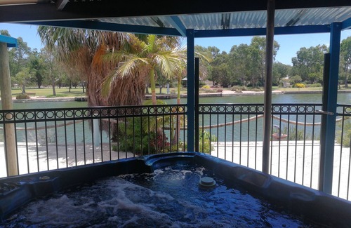 South Yunderup House | Canal Comfort.Rest & Relax ! or Play & Go adventuring.