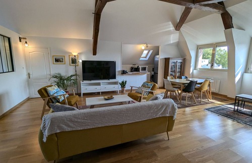 Montargis Apartment | Canal Cottage in Montargis: Charm, Gardens & Culture