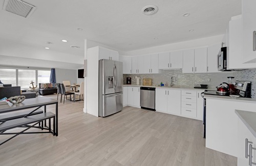 North Central Hollywood House | Canal Front Home In Hollywood w Private Pool