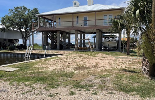 Horseshoe Beach House | Canal-Front retreat in Sunny Florida with Beautiful Gulf Views