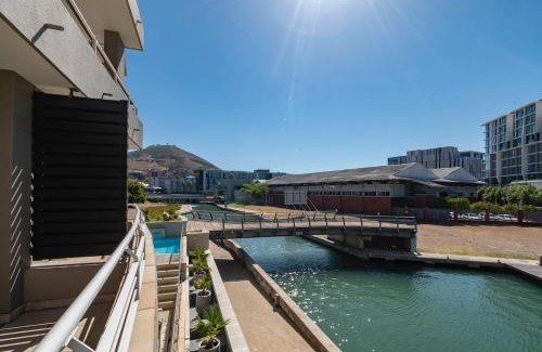 Victoria and Alfred Waterfront Apartment | Canal-side Serenity: Stylish Apartment Retreat