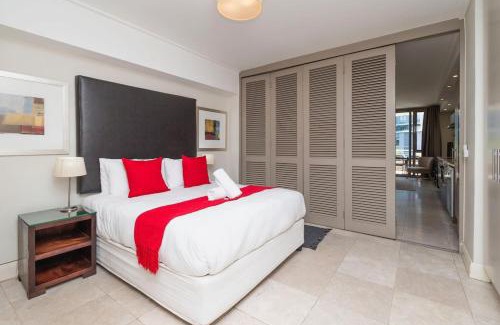 Victoria and Alfred Waterfront Apartment | Canal-side Serenity: Stylish Apartment Retreat