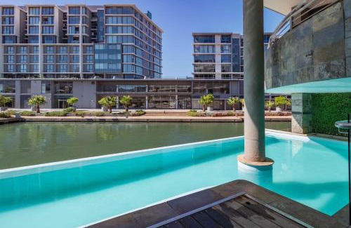Victoria and Alfred Waterfront Apartment | Canal-side Serenity: Stylish Apartment Retreat