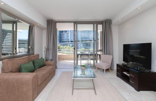 Victoria and Alfred Waterfront Apartment | Canal-side Serenity: Stylish Apartment Retreat