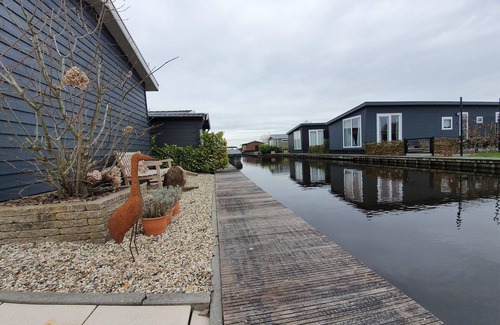 Giethoorn House | Canal-Side Stay, Giethoorn