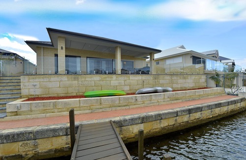 Wannanup House | Canal Sunset- Pool table, WIFI, Cinema Room