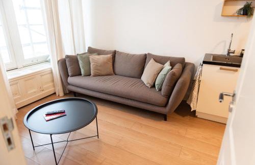 Jordaan House | Canal View Apartment