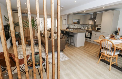 Skipton Cottage | CANAL VIEW APARTMENT, with a garden in Skipton