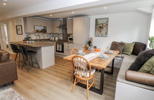 Skipton Cottage | CANAL VIEW APARTMENT, with a garden in Skipton