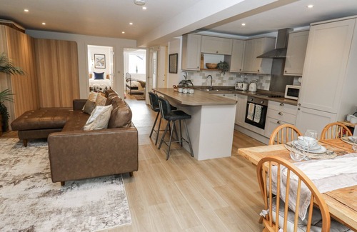 Skipton Cottage | CANAL VIEW APARTMENT, with a garden in Skipton