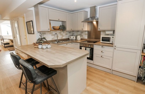 Skipton Cottage | CANAL VIEW APARTMENT, with a garden in Skipton