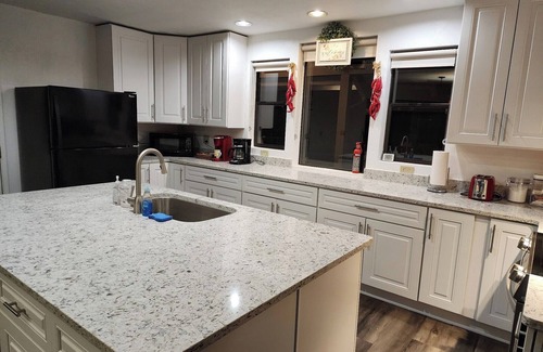 Hoodsport House | Canal View, Gameroom, 6person HotTub, Lrge Decks, Coverd Patio, DogsOK, Sleeps12