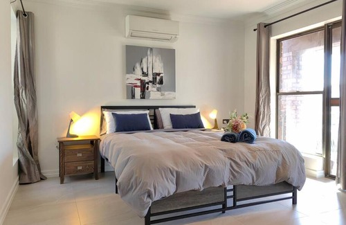 Newport House | Canal view getaway in Newport