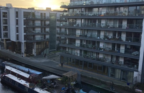 Haggerston Apartment | Canal View Loft in Haggerston
