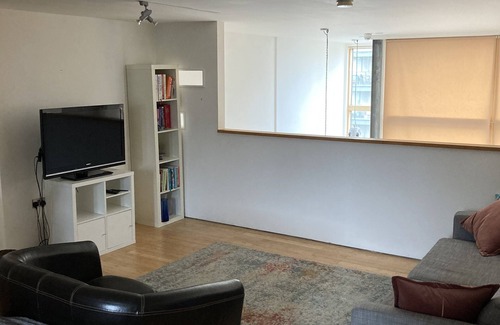 Haggerston Apartment | Canal View Loft in Haggerston