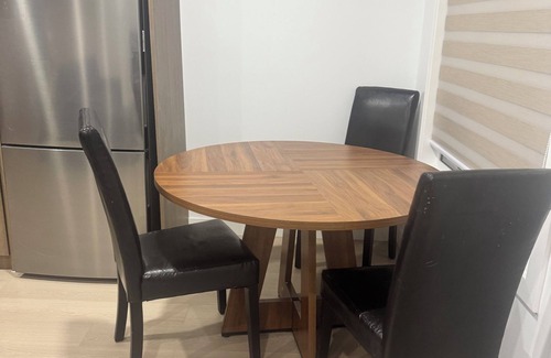 Airdrie House | Canal view Luxury modern legal walkout suite near airport