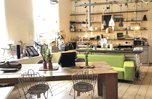 Schiedam Apartment | Canal-view Studio Sleeps 2 - Pets welcome - WiFi