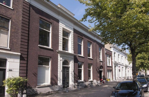 Schiedam Apartment | Canal-view Studio Sleeps 2 - Pets welcome - WiFi