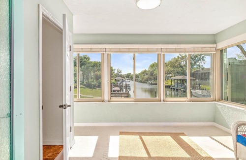 Palm Harbor House | Canal Waterfront House 3br/4ba Pet-friendly XL fenced yard/Boat Dock/Ocean/golf