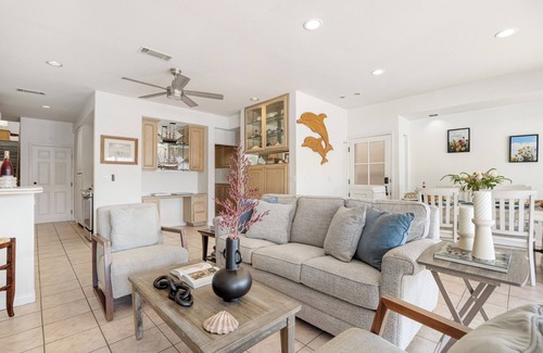 West Newport House | Canalfront Charmer by AvantStay | Waterfront w/Shared Dock + Hot Tub
