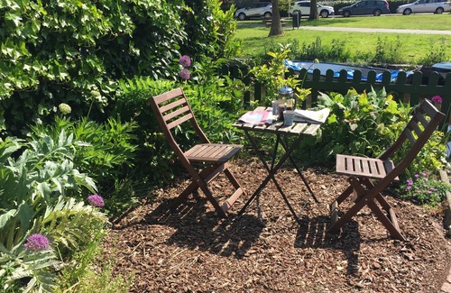 Landsmeer Cottage | Canalside Cottage with garden by the water. Near Amsterdam