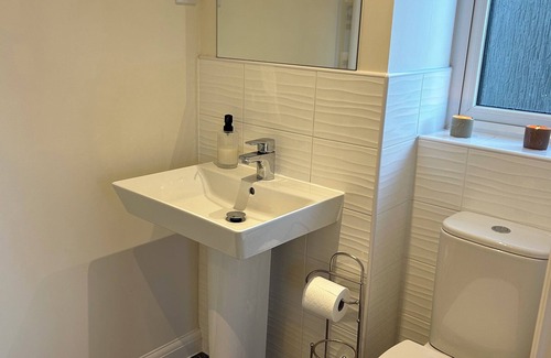 Swindon House | Canalside Home in Lovely Swindon
