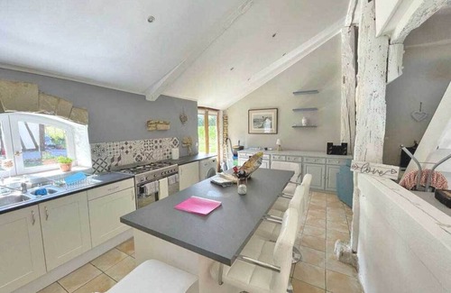 Serignac-Peboudou House | Canard: Beautifully renovated tobacco barn & pigeonnier sleeps 14. Pool.