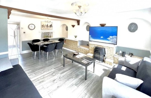 Island Gardens House | Canary Wharf · High Spec 3 Bedroom House with Parking
