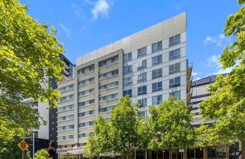 City East Apartment | Canberra city unit with pool, gym