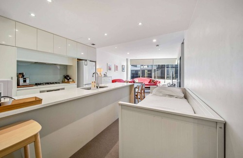 Kingston Apartment | Canberra Lakefront 2-Bed with Pool, Gym & Parking