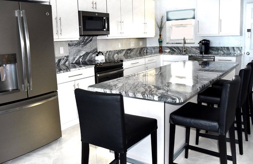 Daytona Beach Shores Condo | Canceld: Bike Wk Avail/1102 Shores Clb! 10+Remodel/NO-DRIVE Bch/Picklbll/BsktBl