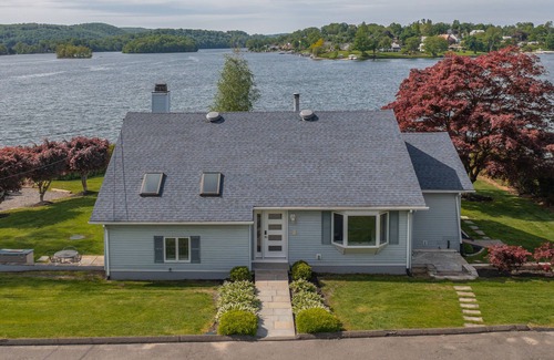 Danbury House | Candlewood Lakefront 3bd/2 bath house w/180 degree views!