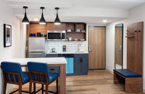 Columbus Hotel | Candlewood Suites Columbus North – Worthington by IHG