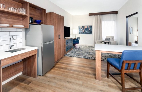 Columbus Hotel | Candlewood Suites Columbus North – Worthington by IHG
