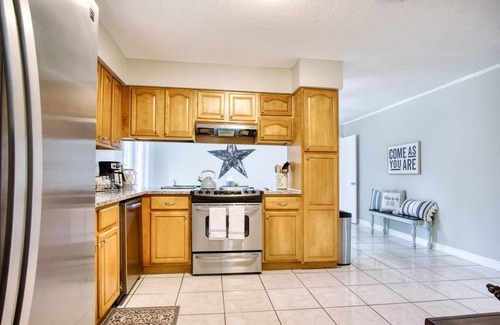 Southpoint House | ~Candy Apple Plush Pad Sleeps 10 Trains & Shops~
