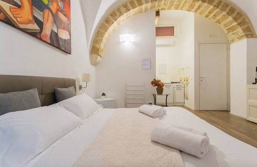 Bari City Centre Bed & Breakfast | Candy Red Room by Wonderful Italy