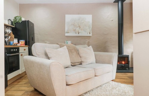 Blackmill Cottage | CANER BACH LODGE, pet friendly, with a garden in Blackmill