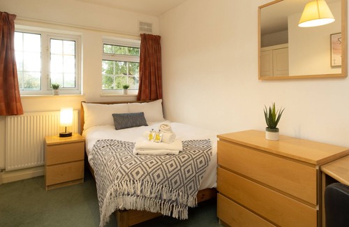 Coventry House | Canley House - spacious 7-bedroom home with garden